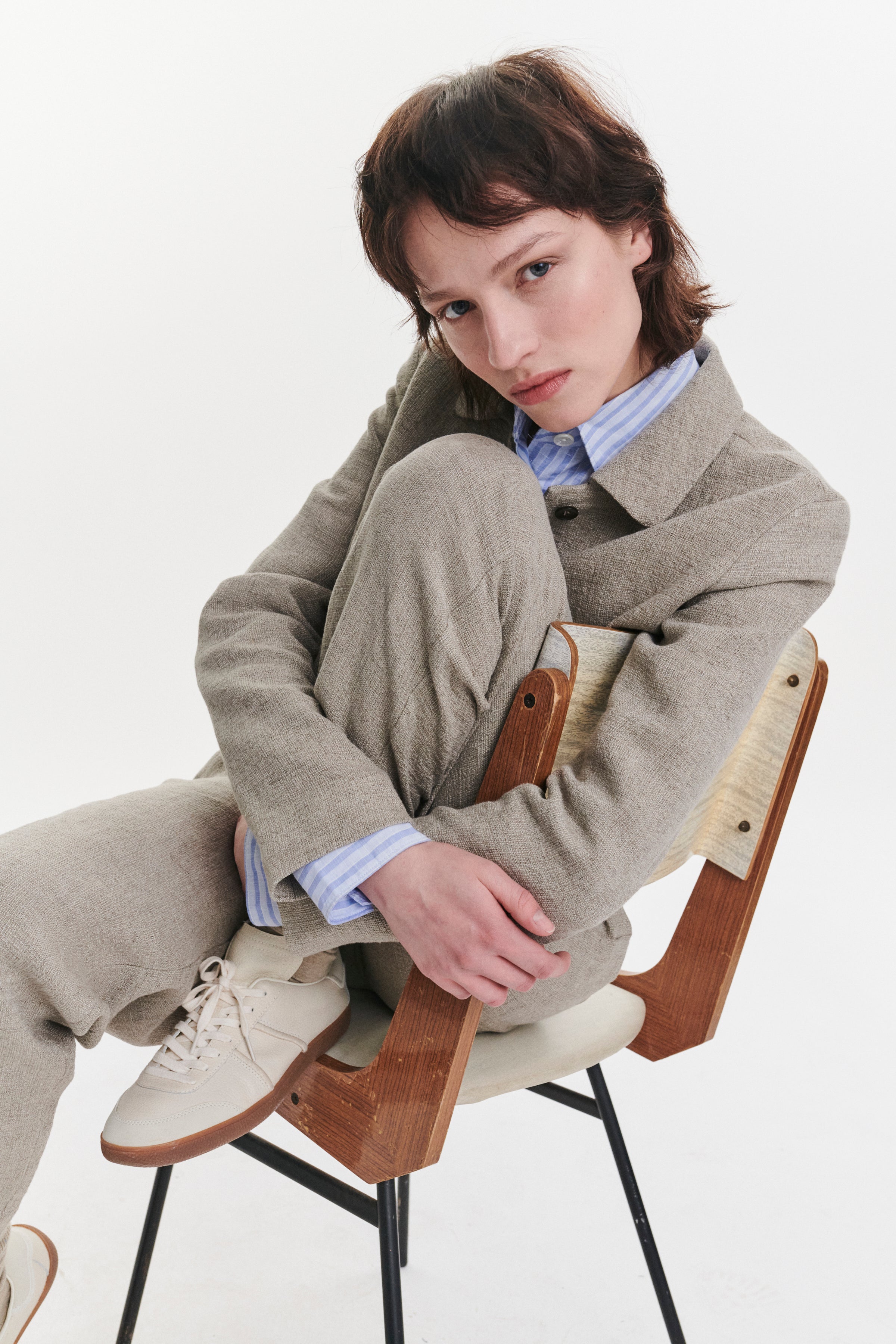 Cropped Jacket in a Beige Fluid and Structured Italian Linen Crepe