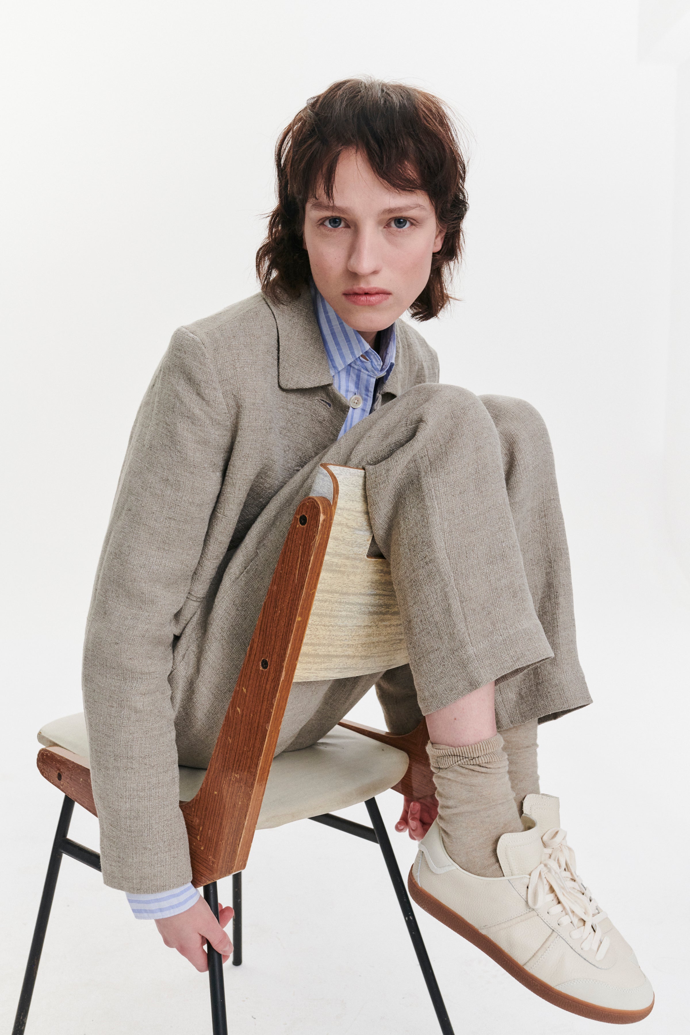 Cropped Jacket in a Beige Fluid and Structured Italian Linen Crepe