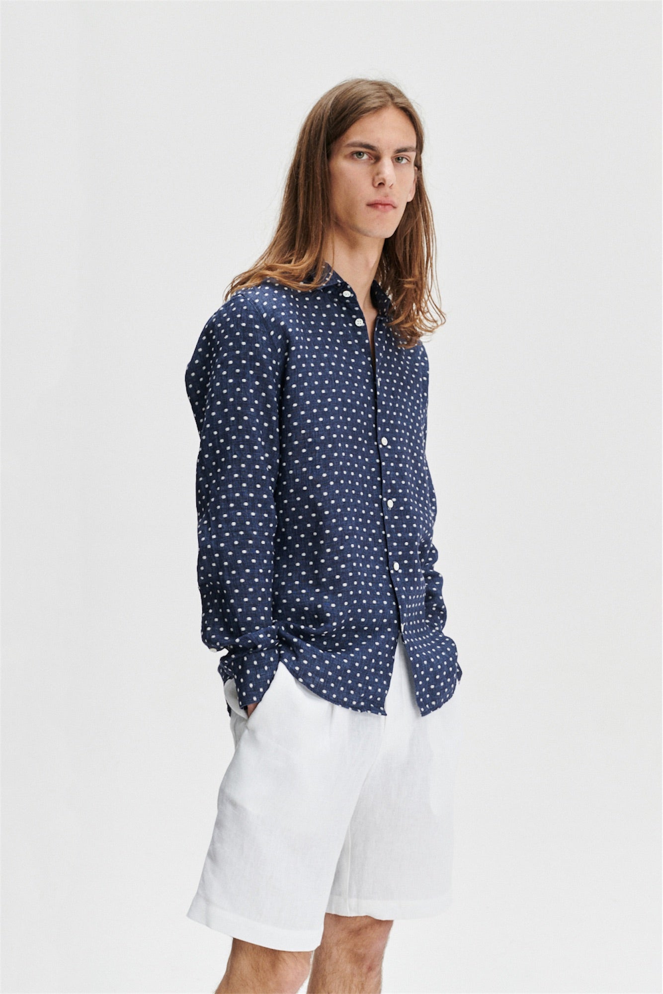 Feel Good Shirt in a Navy Dotted Delavé Italian Linen