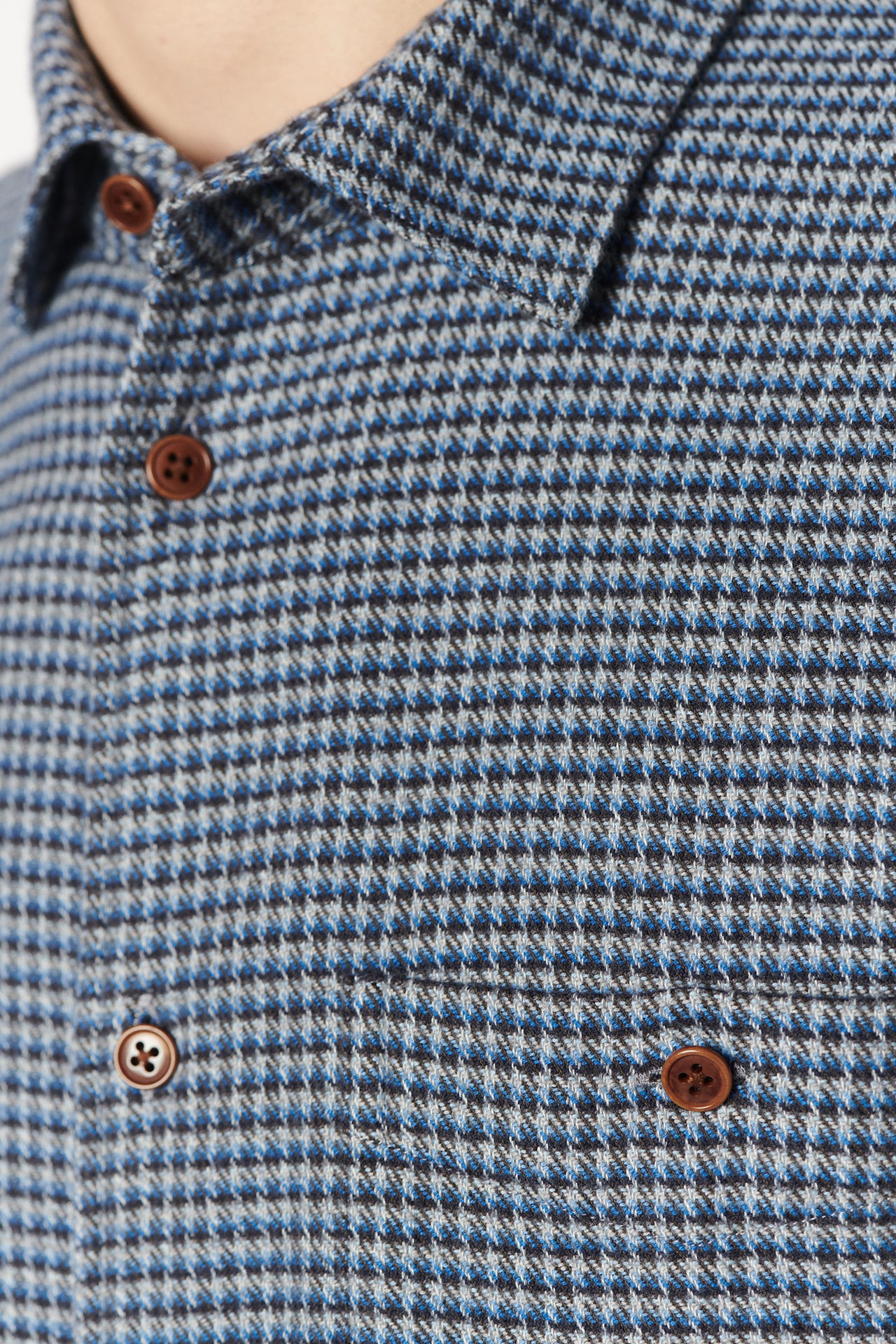 ダークブルーとライトブルーの爽やかなミックスチェックのポルトガル製コットンフランネルを使用した丈夫なシャツ