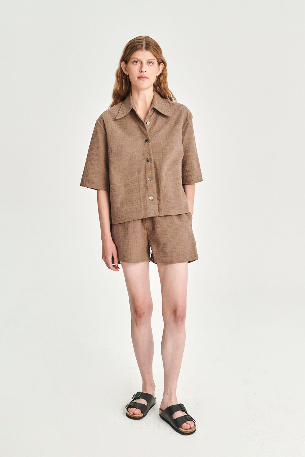 Relaxed Shirt Jacket with Side Pockets and Decorative Darts in a Brown Portuguese Cotton