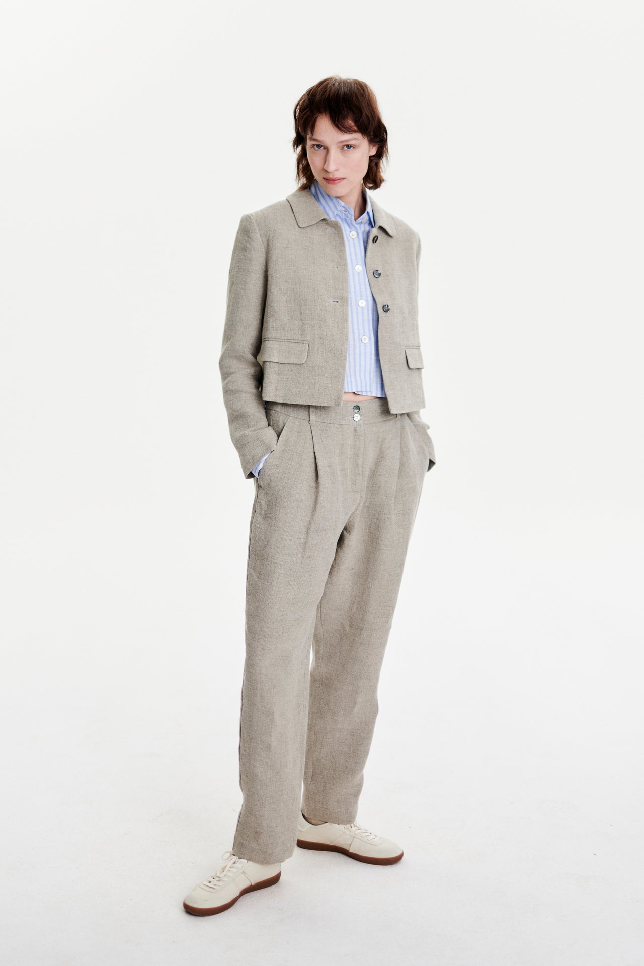 Cropped Jacket in a Beige Fluid and Structured Italian Linen Crepe