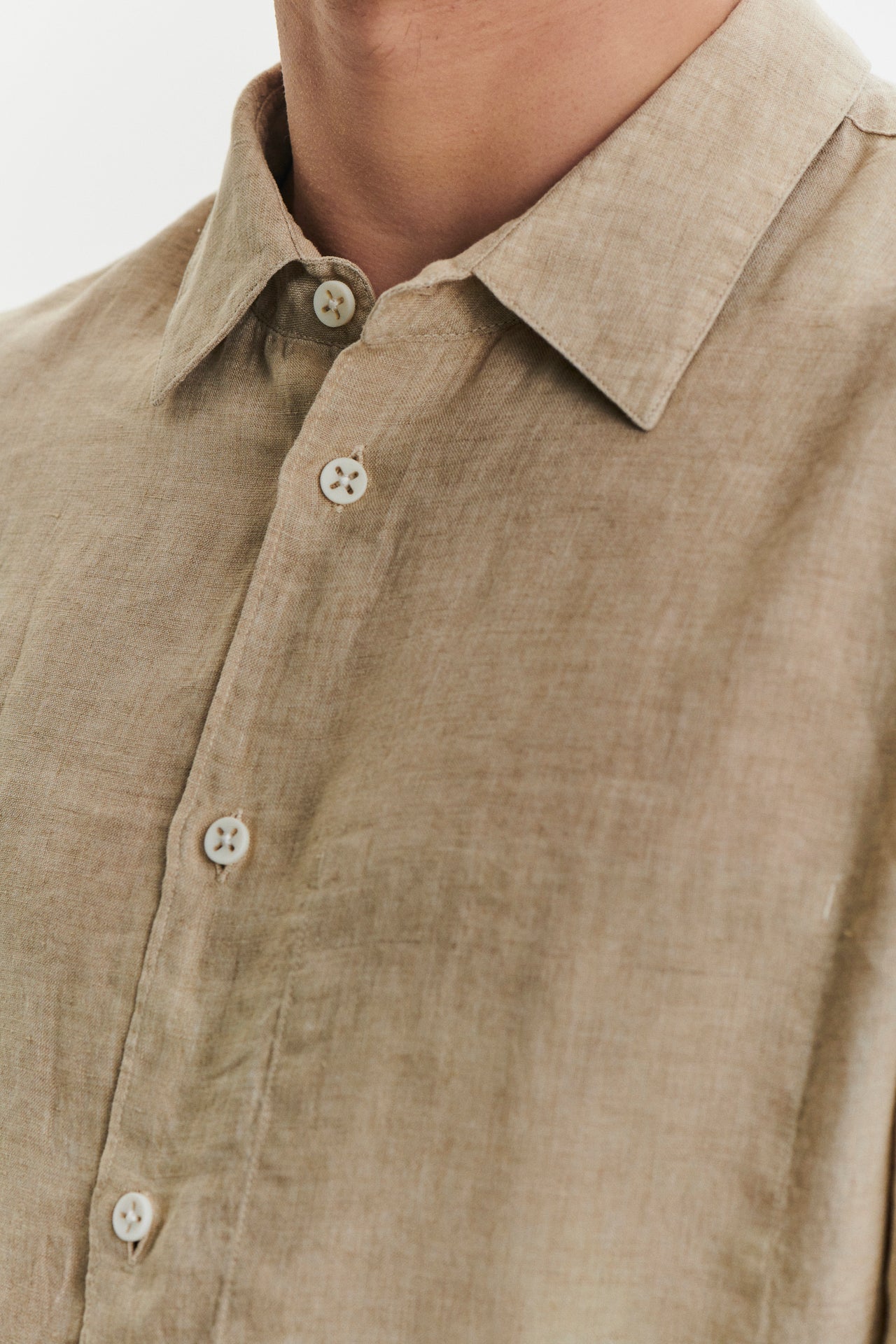 ベージュのデラヴェ イタリアン リネン製フィール グッド シャツ