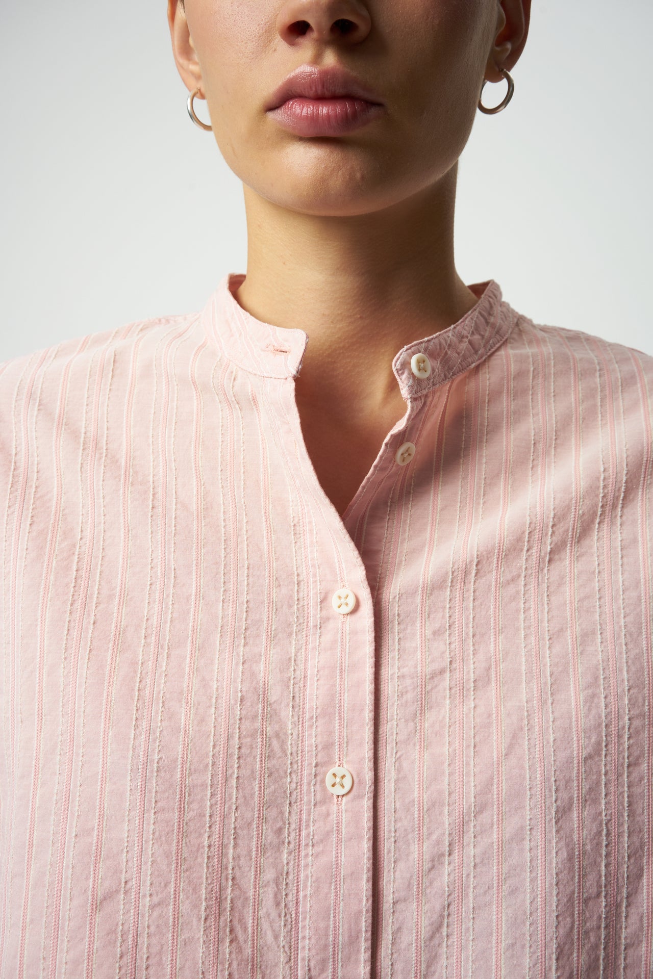 繊細なピンクのストライプのストラクチャーイタリアンコットン製禅シャツ