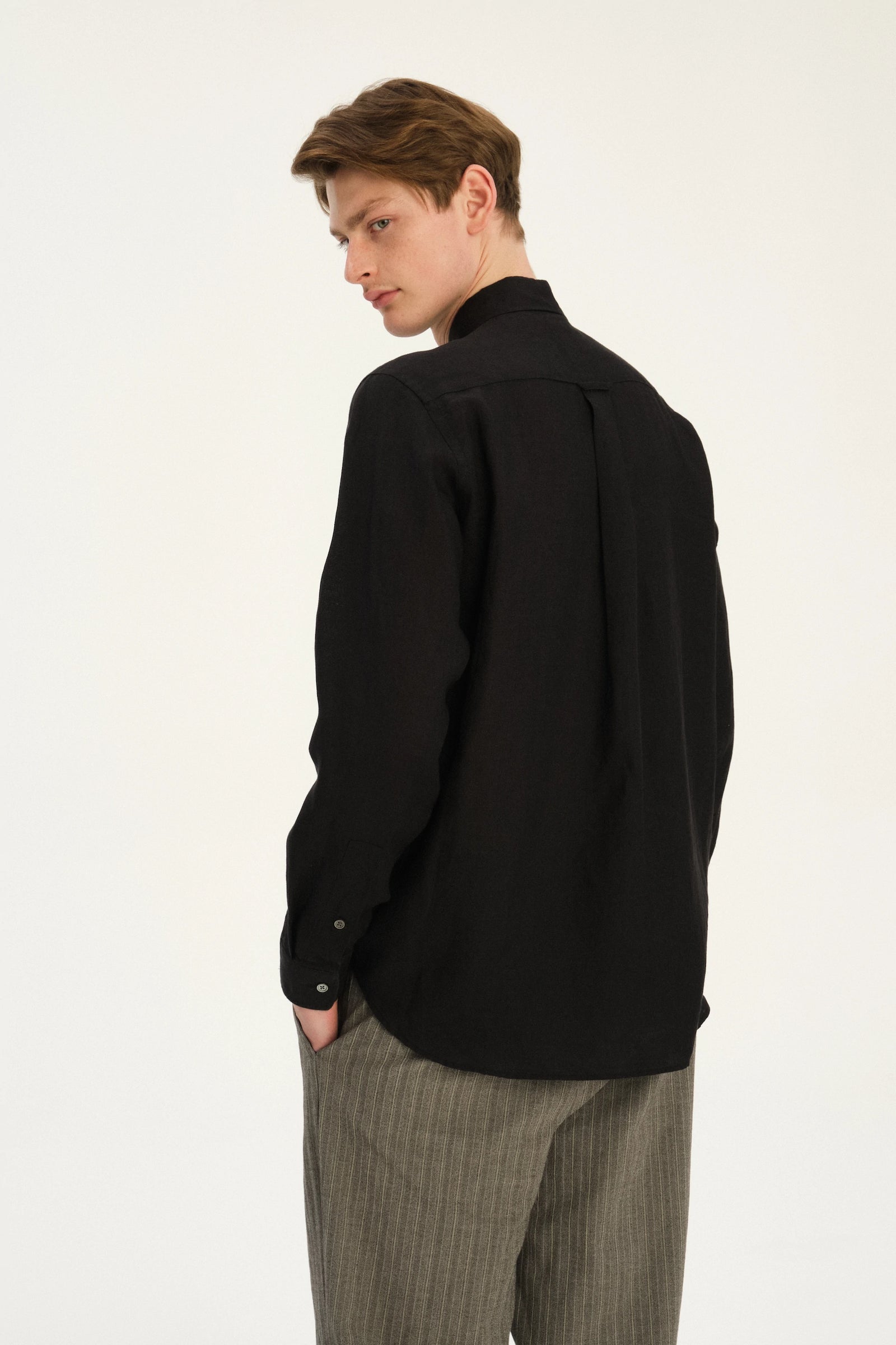 Relaxed Fit Shirt in a Soft and Airy Black Portuguese Linen
