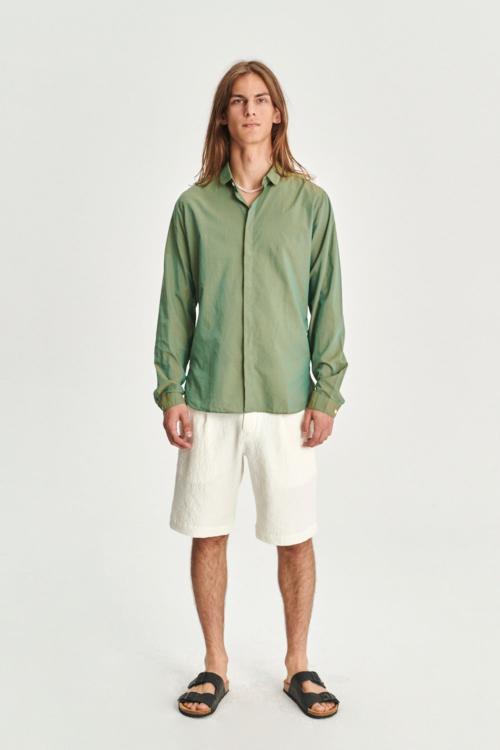Albini の切り替え可能なグリーンの高級イタリアンコットンを使用したキュートなラウンドカラーシャツ