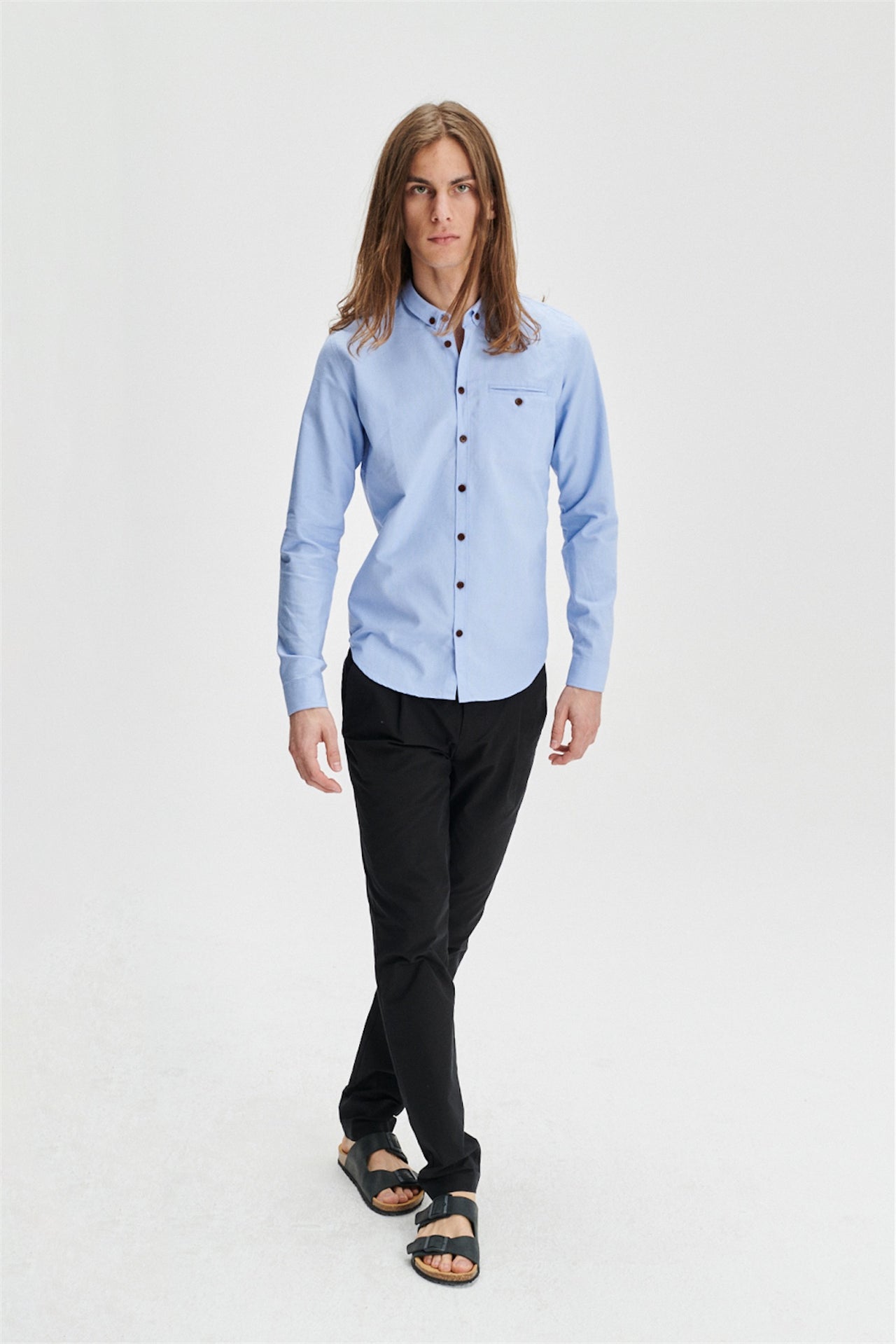 最高級のブルーポルトガルオックスフォードコットンを使用した木製ボタン付きの適切なシャツ