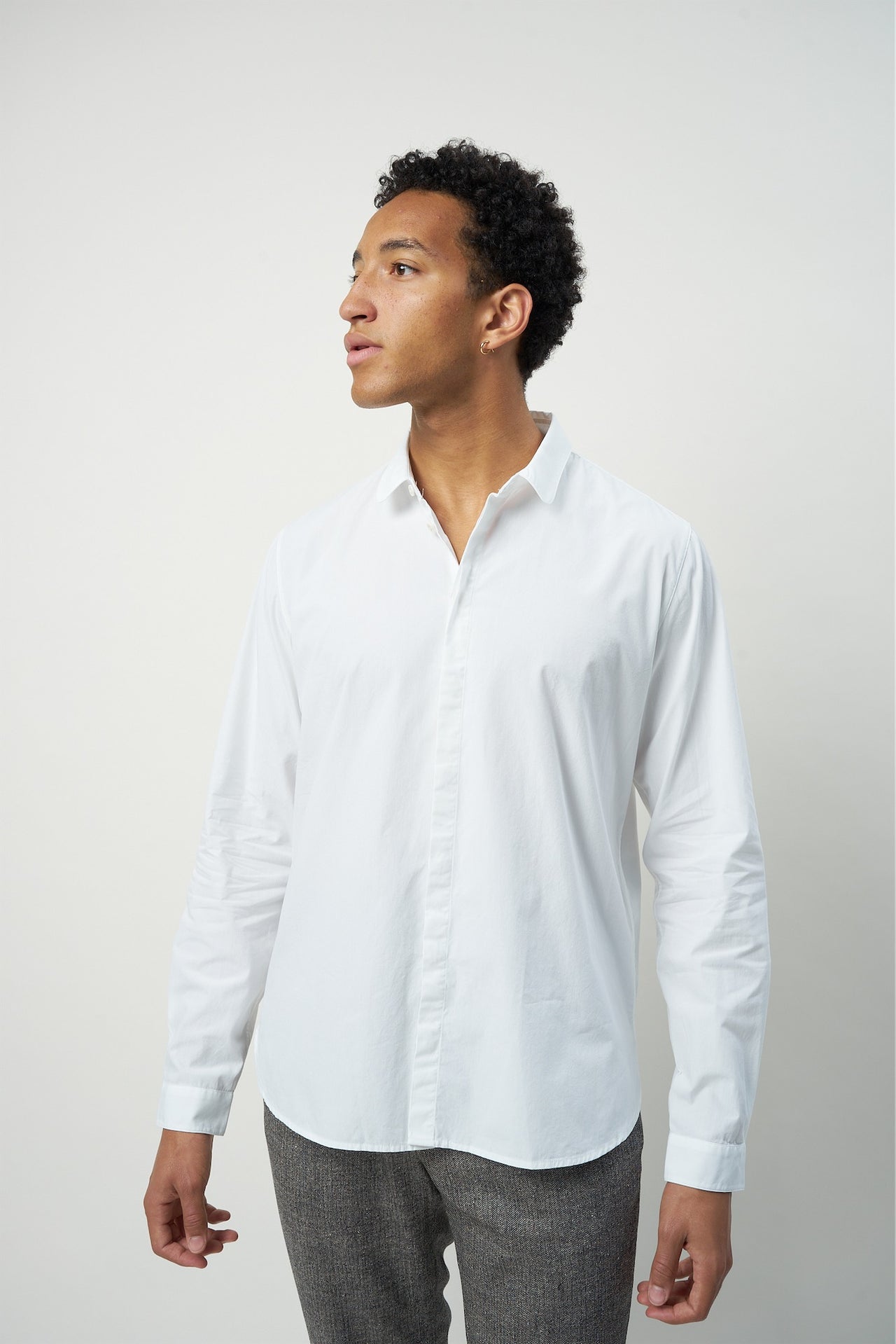 ホワイトの上質なポルトガル産オーガニックコットンを使用したキュートなラウンドカラーシャツ