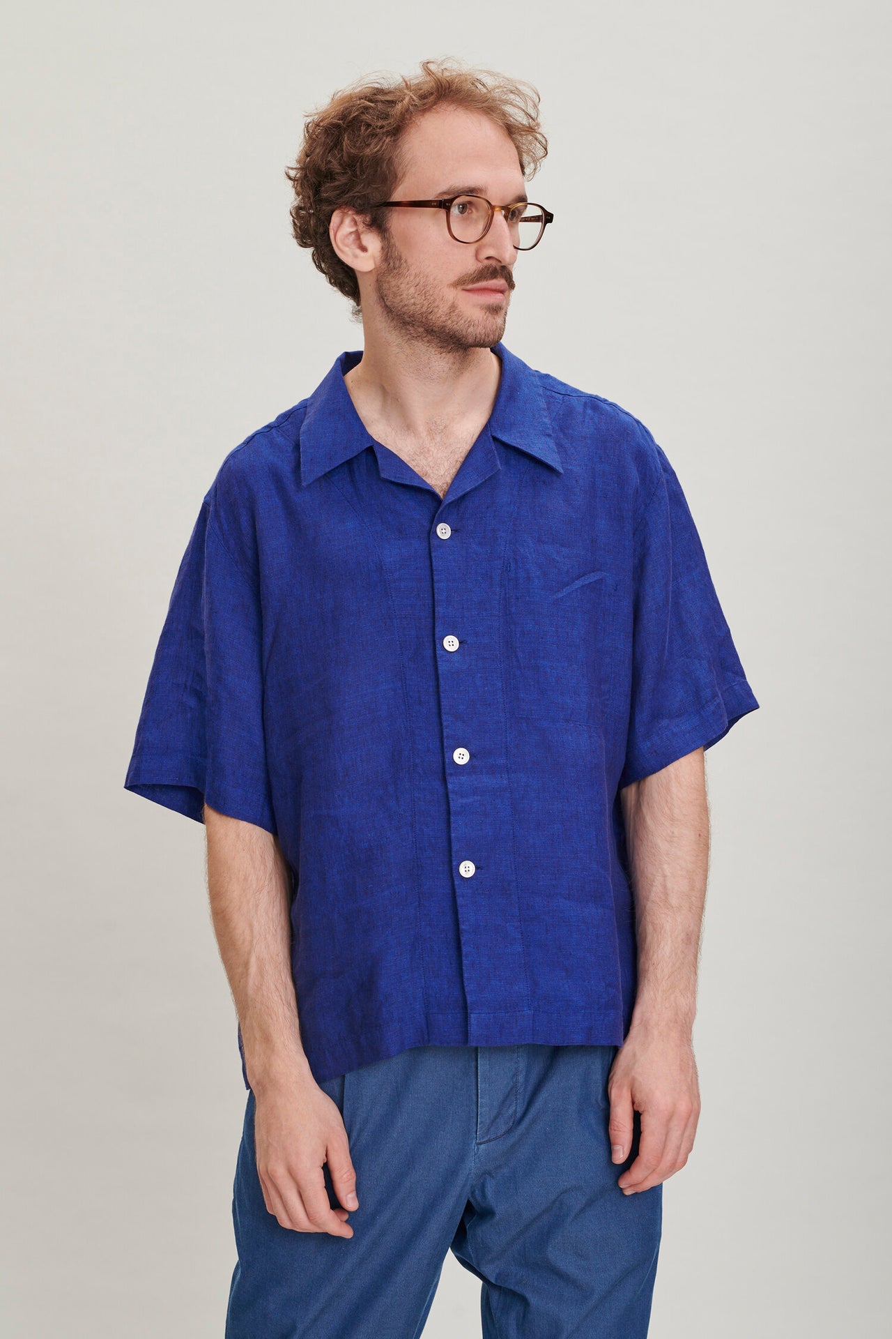 ソフトでエアリーなコバルトブルーのボヘミアンリネン製半袖キューバンカラーシャツ