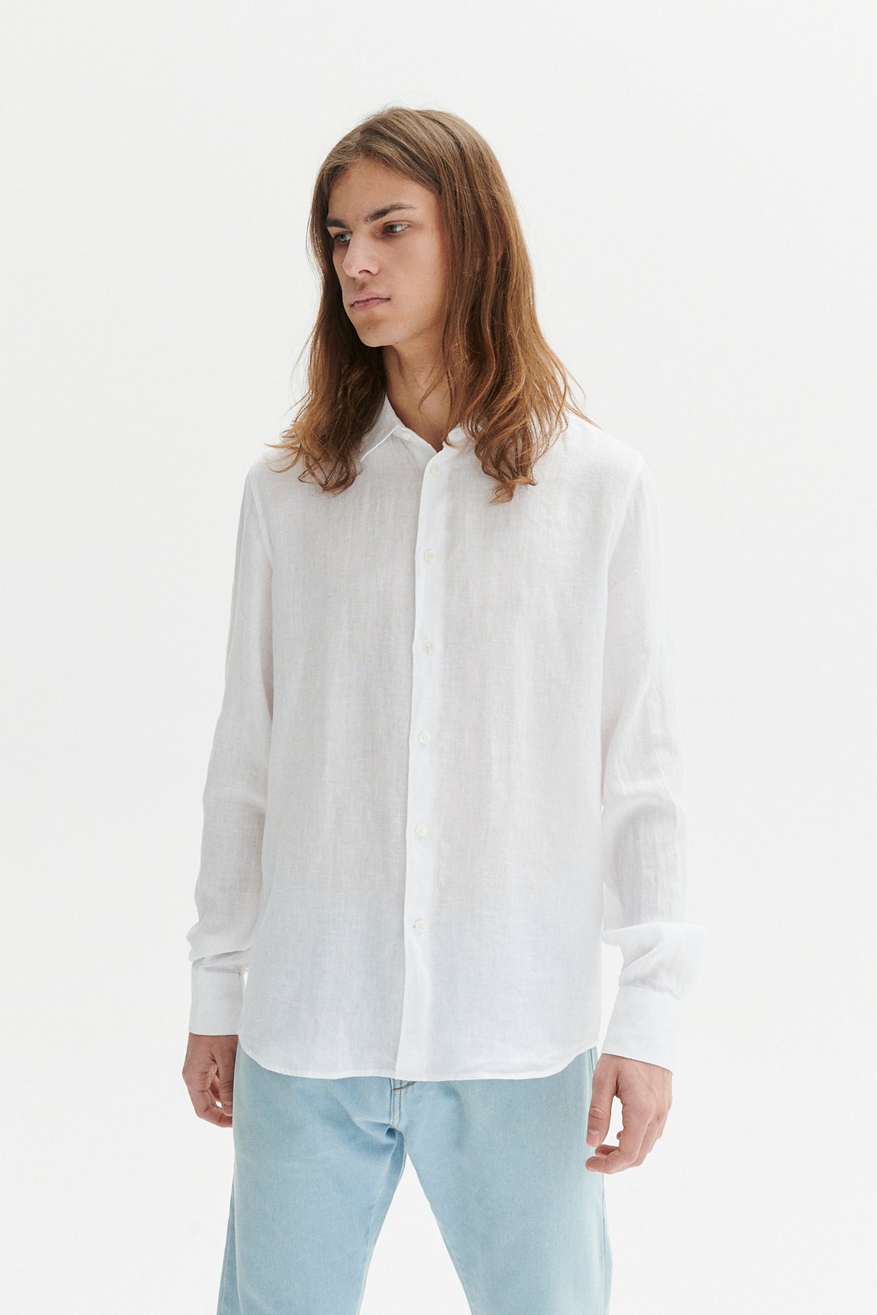 柔らかなピュアホワイトのエアリーなボヘミアンリネンを使用したフィールグッドシャツ