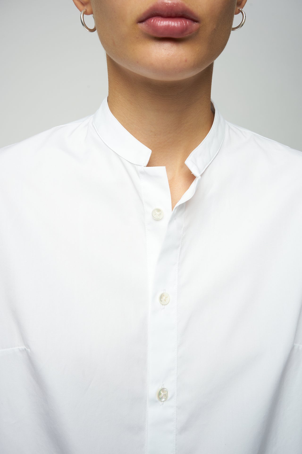 かさばる袖が付いたリラックス感のあるホワイトのオーガニック ポプリン シャツ