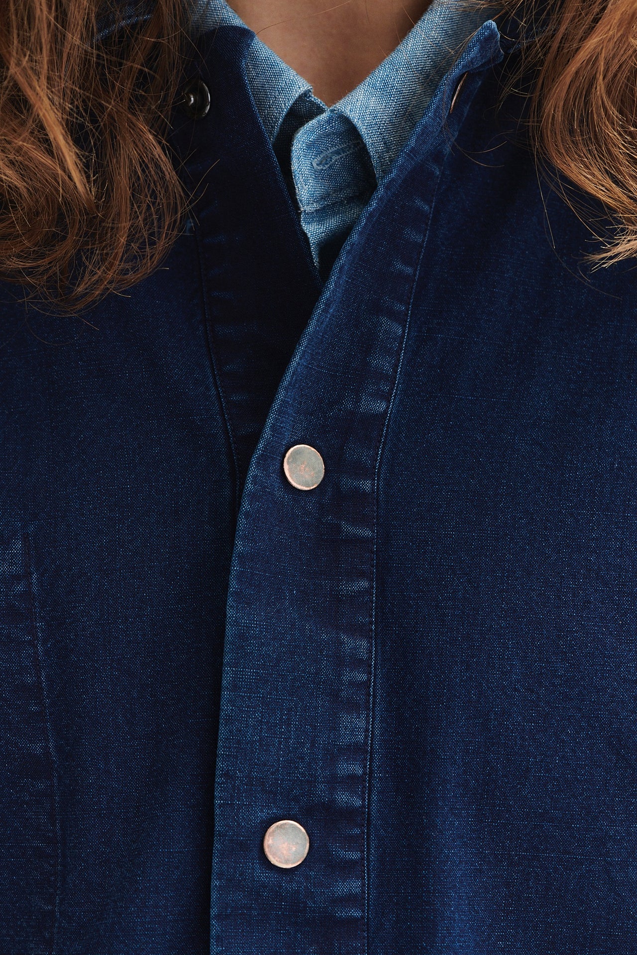 スナップボタン付きブルーの日本製コットンデニムのオーバーシャ​​ツ