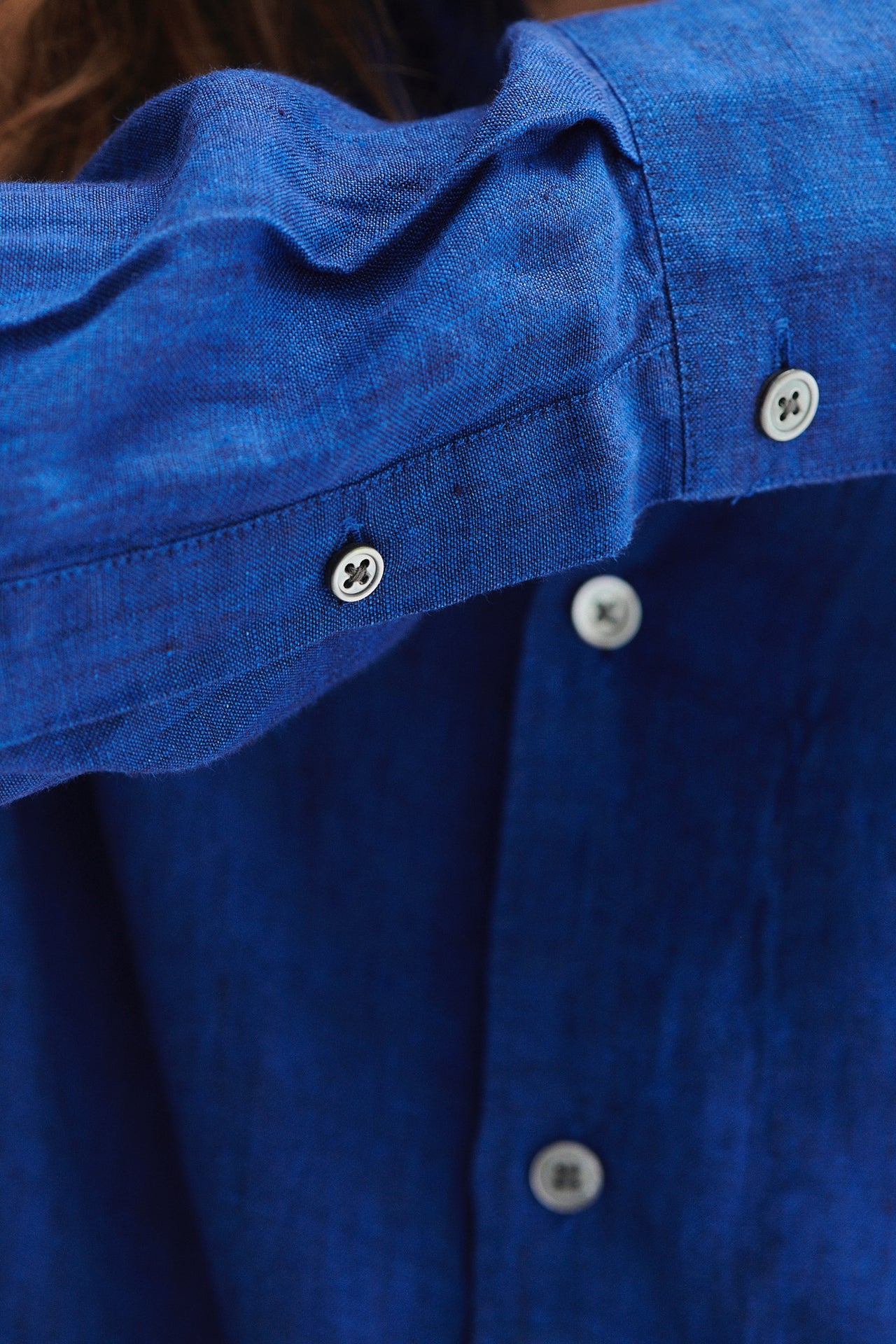 柔らかく風通しの良いコバルトブルーのボヘミアンリネンを使用したフィールグッドシャツ